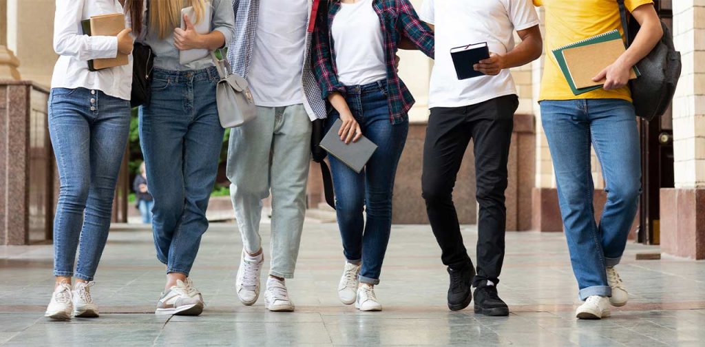 Alunos caminhando em uma escola com sua identidade protegida pela Lei Geral de Proteção de Dados LGPD