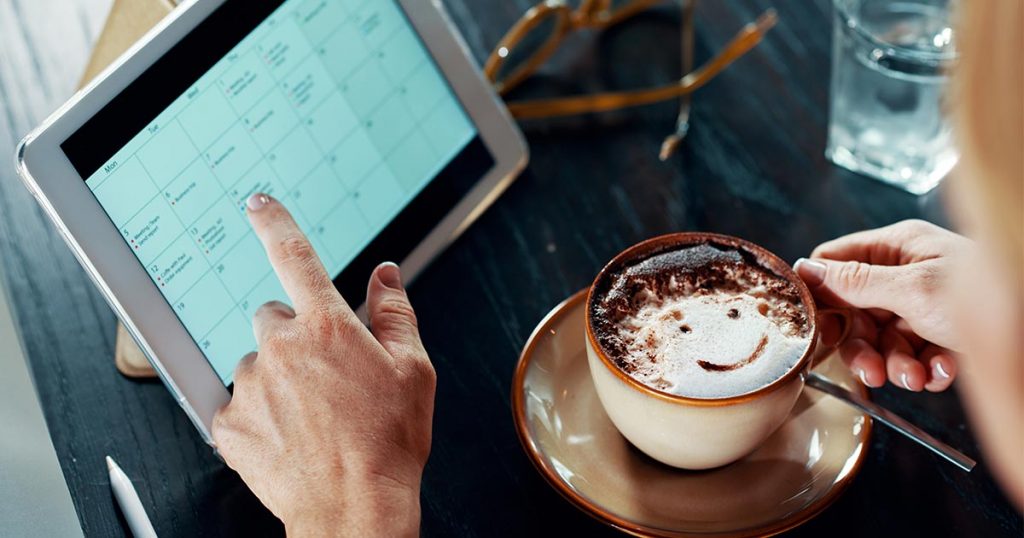 tomando um café enquanto vê o calendário acadêmico