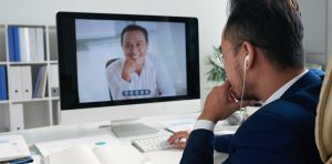 gestores fazendo uma videoconferencia via plataforma do zoom