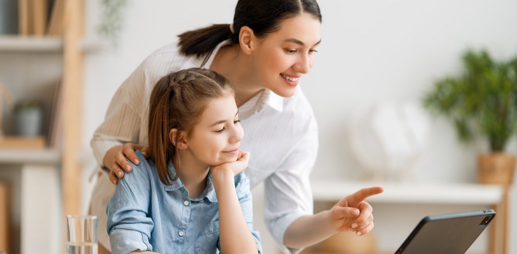 mãe e filha assistindo a vídeos educativos no YouTube EDU