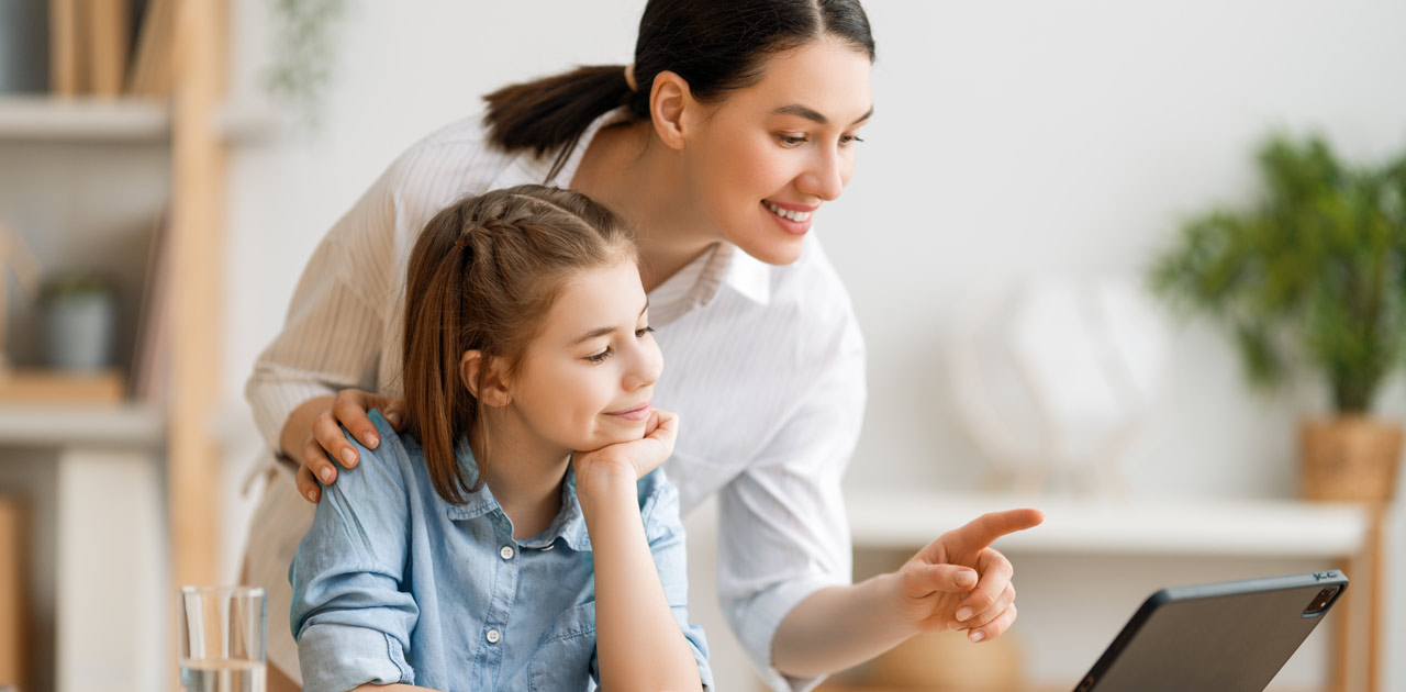 mãe e filha assistindo a vídeos educativos no YouTube EDU