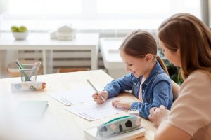 mãe ajudando sua filha nos desafios da aprendizagem em tempo de pandemia