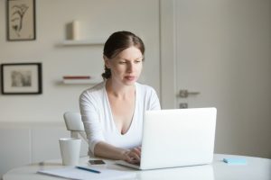 professora alimentando o material de apoio no portal online