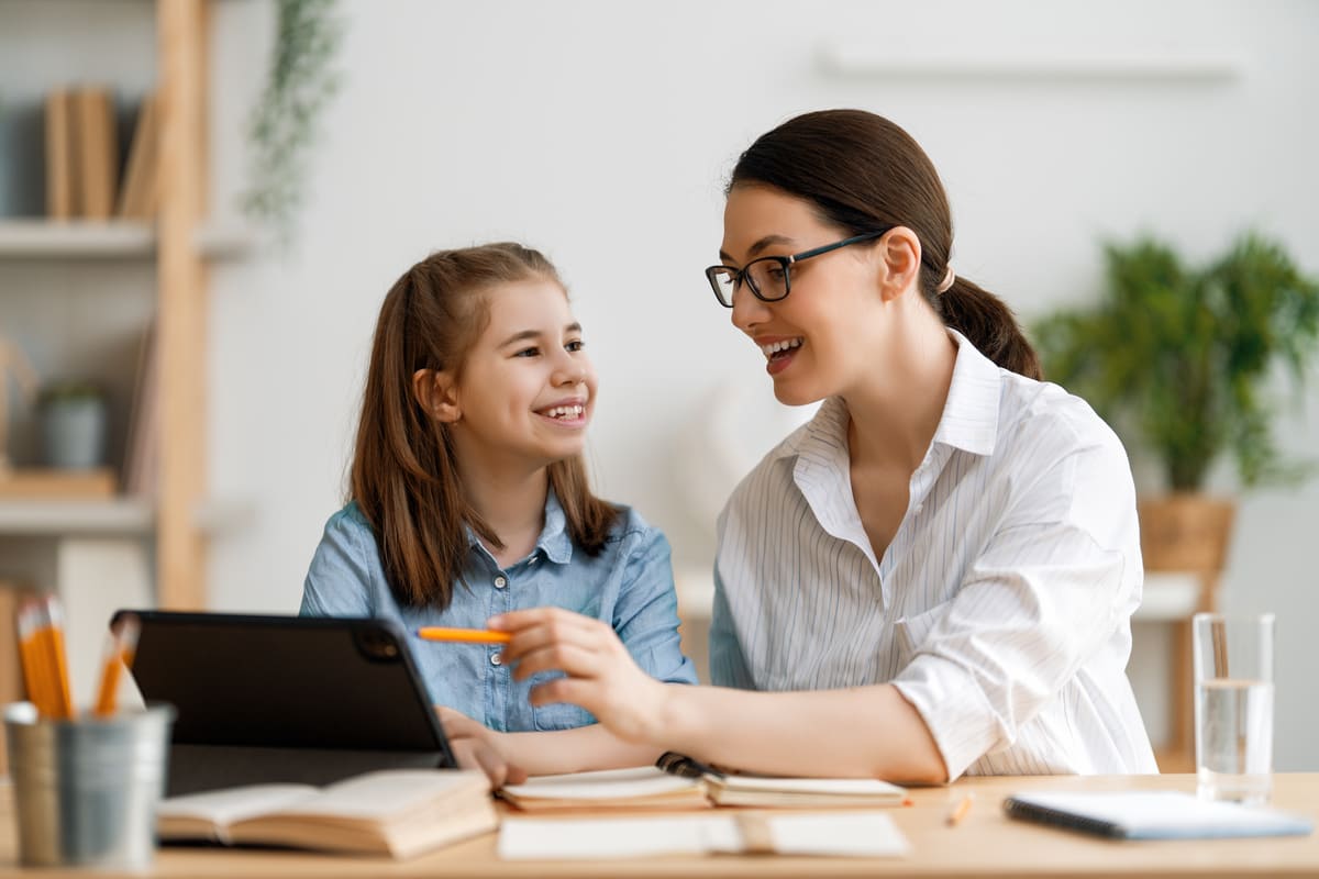 mãe e filha estudando por intermédio do ensino hibrido