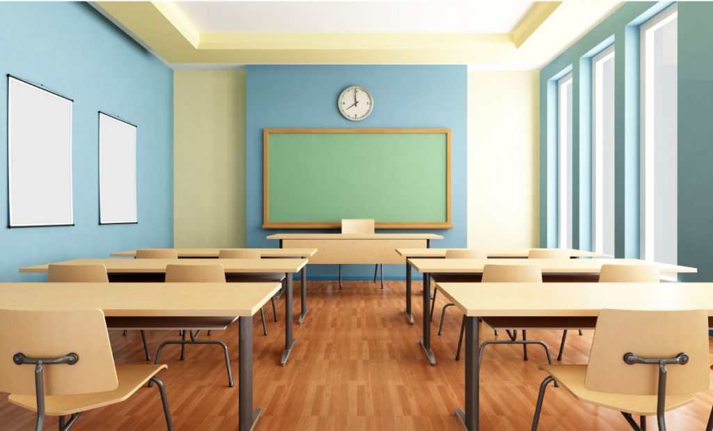 Sala de aula vazia representando espaços dos alunos para a exportação de dados do Censo Escolar