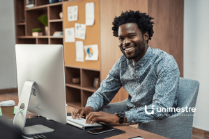 pessoa em uma sala comercial usando o computador para saber importancia da avaliacao institucional